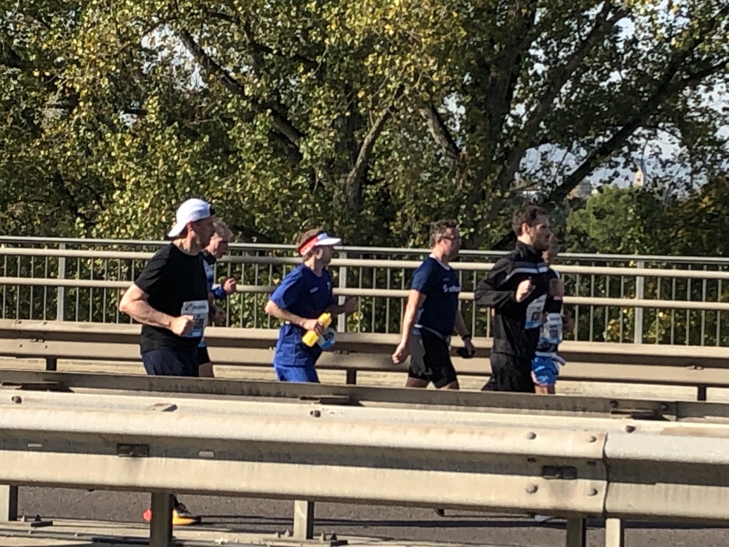 Und jetzt auf der Schwanheimer Brücke zurück über den Main nach Frankfurt-Nied