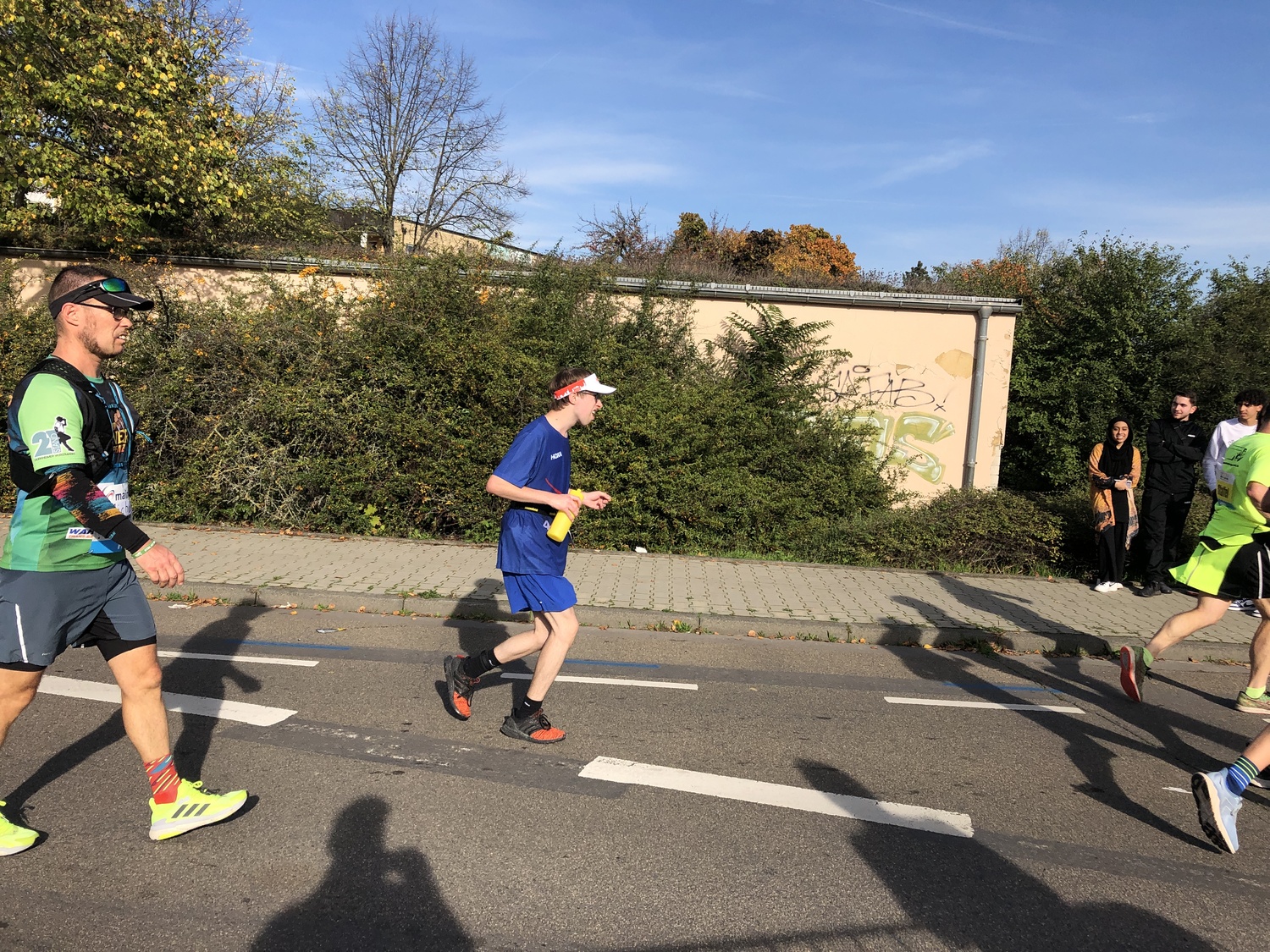 Weit im Westen Frankfurts, Timon ist längst wieder auf dem Rückweg von Höchst zurück in die Stadt.