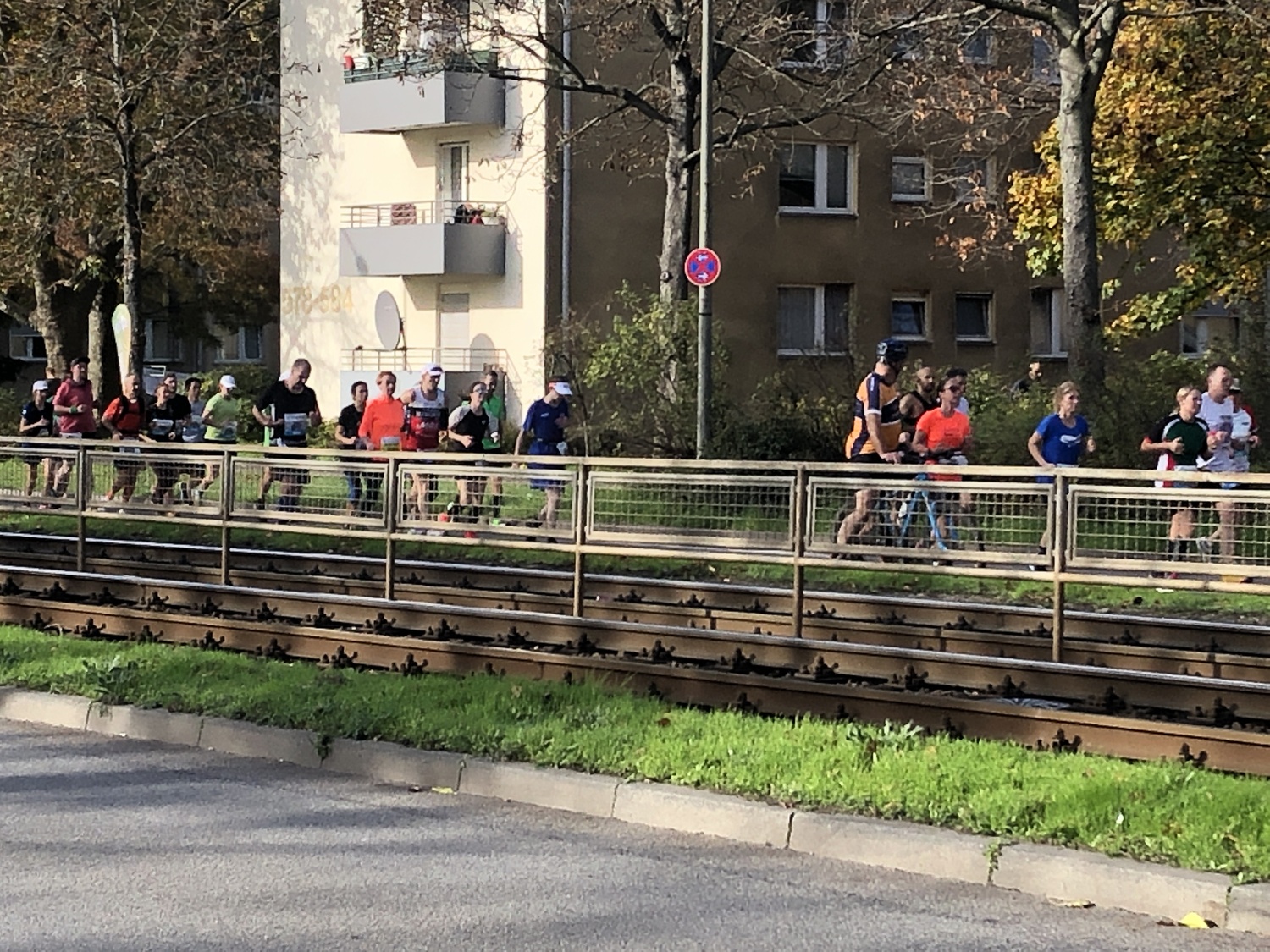 Gehpause auf der langen Mainzer Landstraße stadteinwärts.