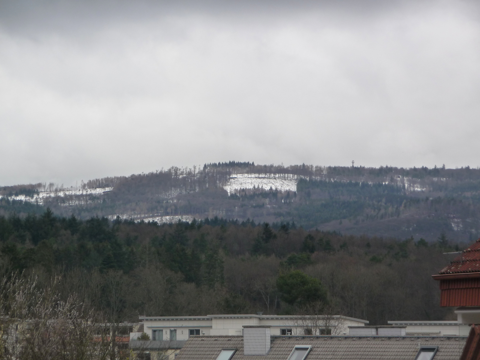 Nur auf dem Taunus-Hauptkamm - über 500 m üNN - liegt noch Schnee.